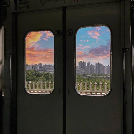 国庆节乘车时拍到的窗外风景 日落的风景太美了图片