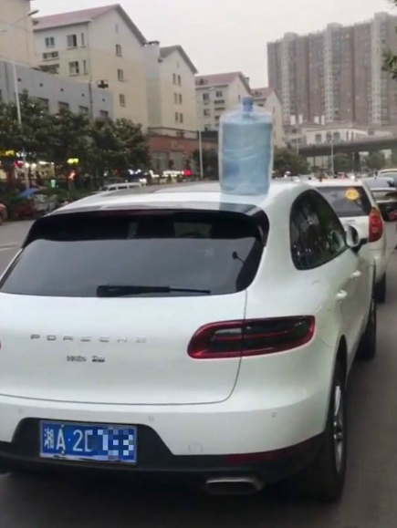 车顶放瓶水是什么意思 网络用语车顶放瓶水是什么梗