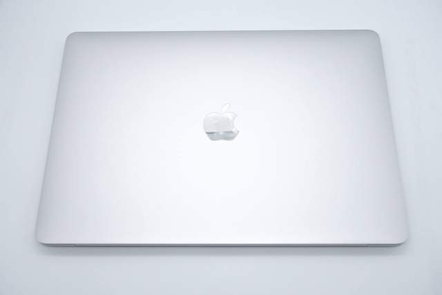 外观没啥变化，快充没啥变化，苹果新款MacBook Pro M2充电评测