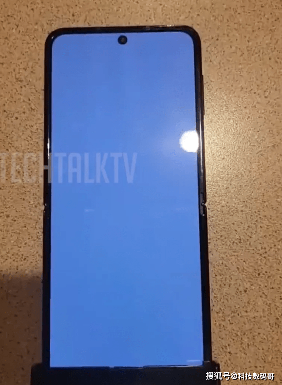 7999元起！三星Galaxy Z Flip4遭泄密，只升级配色和镜头