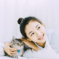 qq高清抱猫女生头像个性十足 当脑瘫猫咪遇上有爱女孩