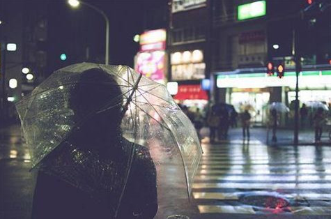 关于下雨天的唯美句子签名大全 我真的好想你在每一个雨季