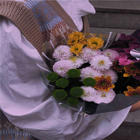 浪漫的手捧鲜花唯美背景图ins风 跨过山河来保护你喜欢是棋逢对手