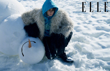 王源ELLE冬野少年_ELLE2月刊_王源雪地叠叠乐大片