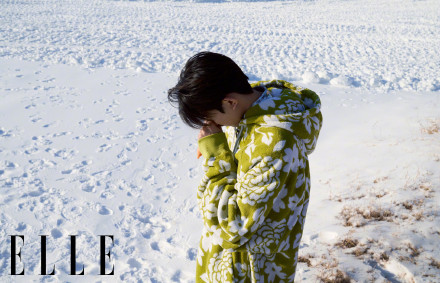 王源ELLE冬野少年_ELLE2月刊_王源雪地叠叠乐大片