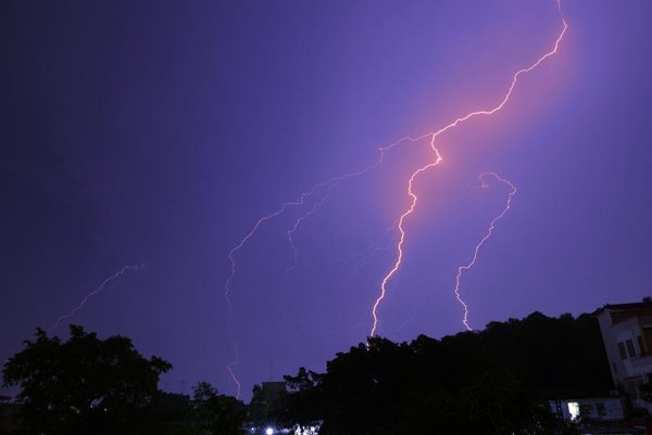 打雷可以玩电脑吗？打雷对电脑有影响吗？